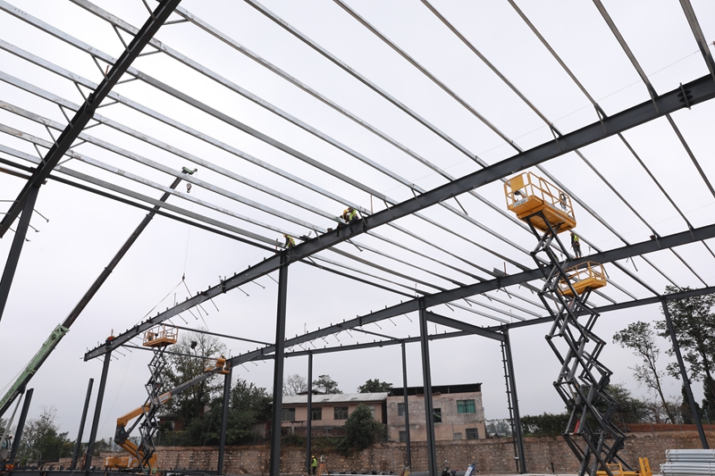 二期B02、B04庫房正在加緊施工。李齊 攝。.jpg