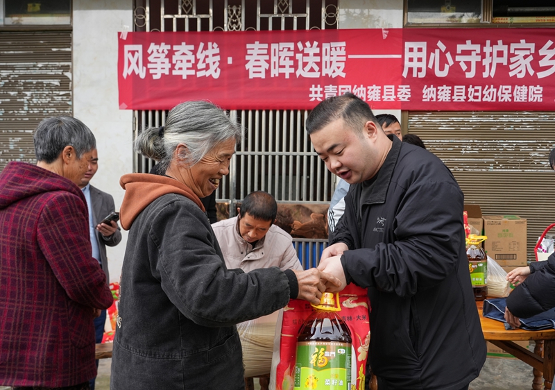 2025年10月29日，貴州省畢節市納雍縣文昌街道珙桐社區，老年人在領取物資。楊英攝