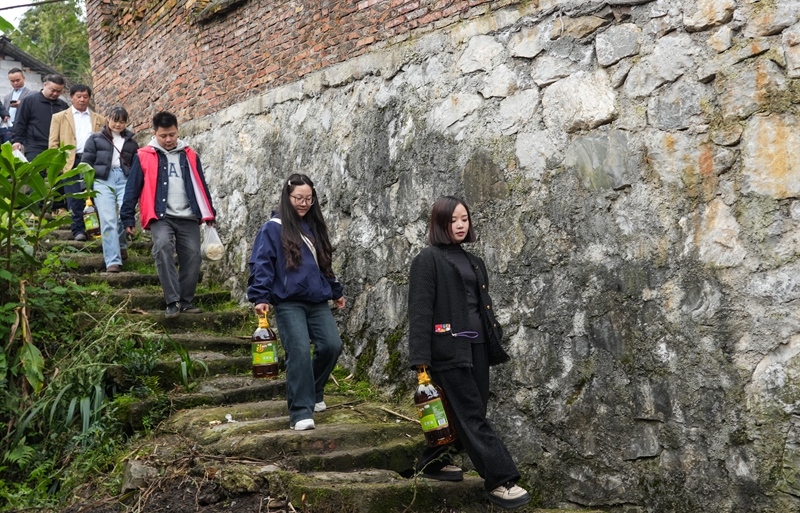 2025年10月29日，貴州省畢節(jié)市納雍縣文昌街道珙桐社區(qū)，志愿者給行動不便的老年人送物資。 楊英攝