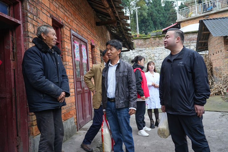 2025年10月29日，貴州省畢節市納雍縣文昌街道珙桐社區，志愿者入戶慰問行動不便的老年人。 楊英攝