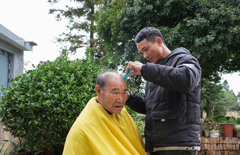 2025年10月29日,貴州省畢節(jié)市納雍縣文昌街道珙桐社區(qū),志愿者為老年人理發(fā)。 楊英攝