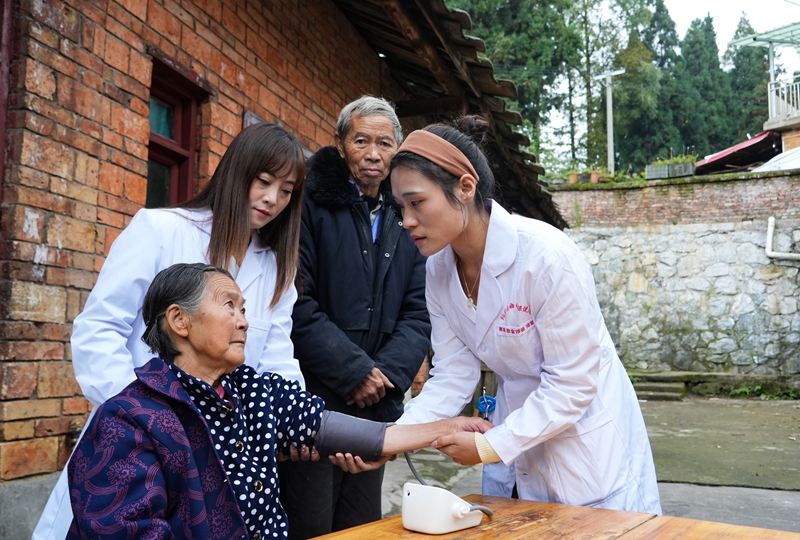 2025年10月29日,貴州省畢節(jié)市納雍縣文昌街道珙桐社區(qū),縣婦幼保健院醫(yī)護(hù)人員入戶(hù)為行動(dòng)不便的老年人體檢。 楊英攝