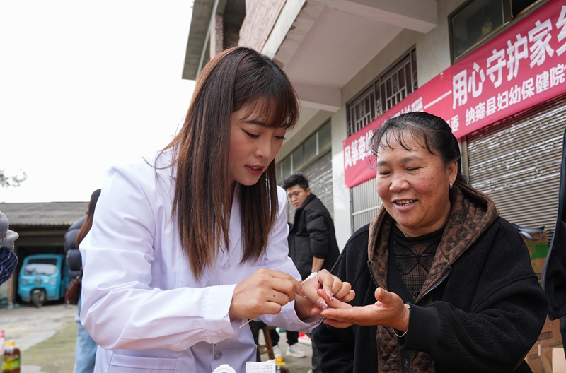 2025年10月29日，貴州省畢節市納雍縣文昌街道珙桐社區，縣婦幼保健院醫護人員入戶為老年人測血糖。 楊英攝