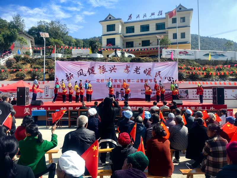 花橋鎮梁家屯村舉辦“新風促振興、孝老暖民心”主題活動上的“木偶戲”表演。譚文斌 攝
