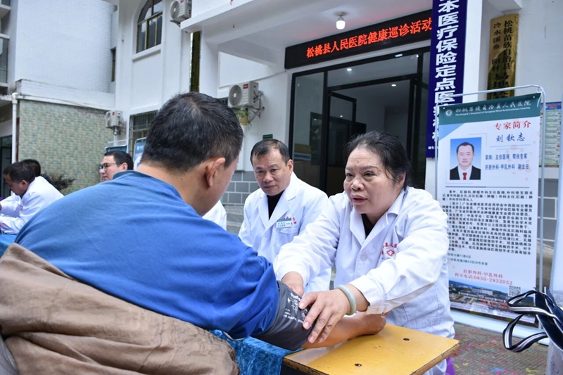 三陽分院開診現(xiàn)場醫(yī)生給村民測血壓。