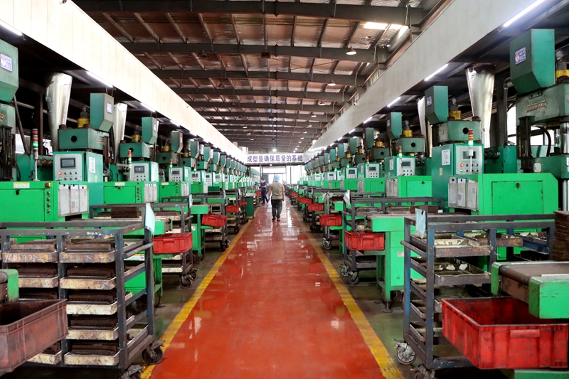 乘勢(shì)而上開新局，奮楫揚(yáng)帆破浪行。