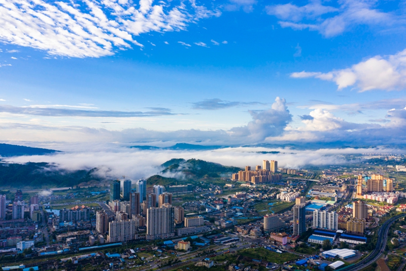 乘勢(shì)而上開新局，奮楫揚(yáng)帆破浪行。