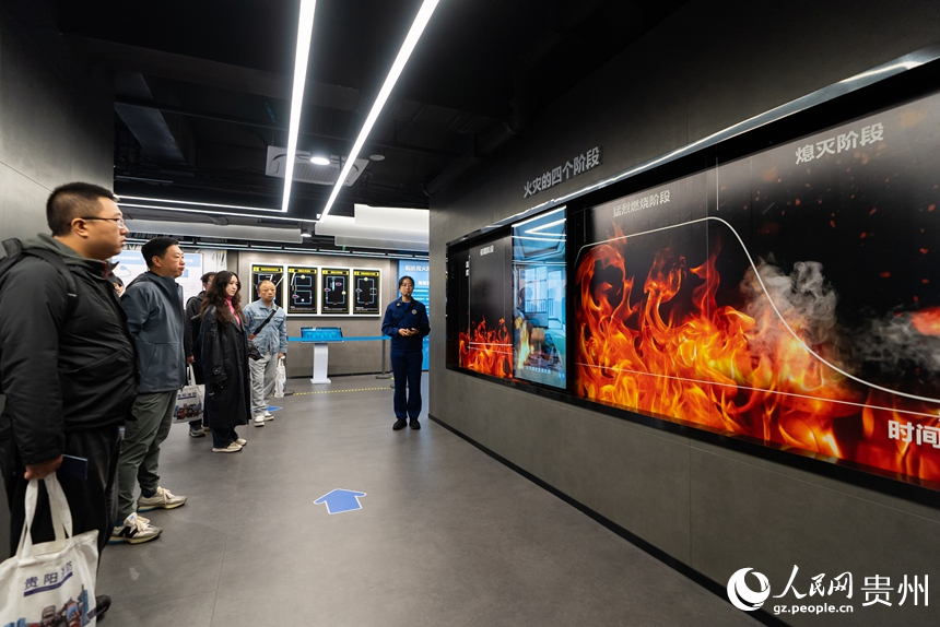 參觀者在科普教育館內了解火災的四個階段。人民網記者 涂敏攝