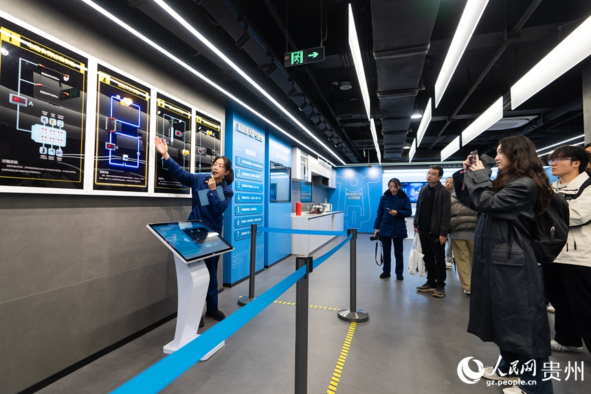 科普教育館內的講解員為參觀者演示電線短路起火。人民網記者 涂敏攝