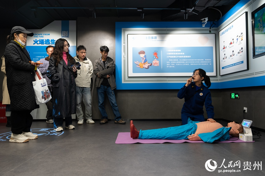 講解員為參觀者講解心肺復蘇操作要點。人民網記者 涂敏攝