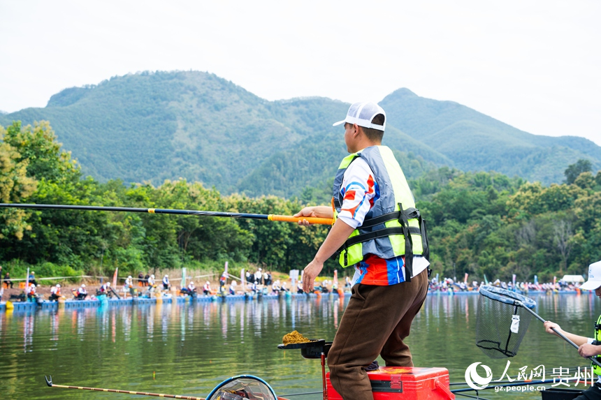 選手揮竿拋線。人民網 陽茜攝