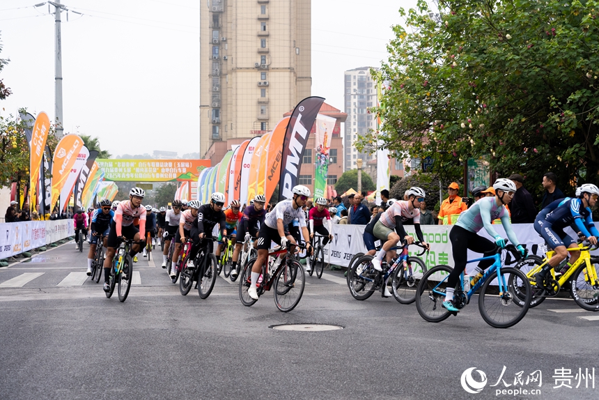 2025第九屆“多彩貴州”自行車聯(lián)賽總決賽比賽現(xiàn)場。人民網(wǎng)記者 涂敏攝