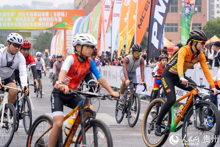 2025第九屆“多彩貴州”自行車聯(lián)賽總決賽比賽現(xiàn)場(chǎng)。人民網(wǎng)記者 涂敏攝