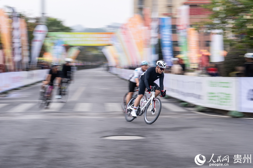 男子公路精英組項目比賽現(xiàn)場。人民網(wǎng)記者 涂敏攝