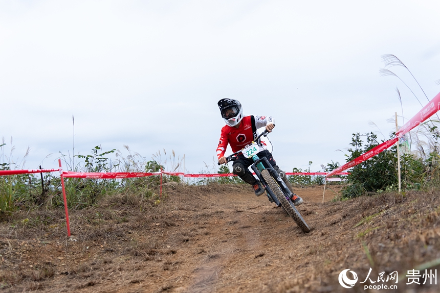 速降賽比賽現(xiàn)場(chǎng)。人民網(wǎng)記者 涂敏攝