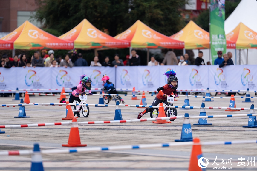 兒童滑步車項目比賽現場，小運動員在場地內展開激烈的追逐。人民網記者 涂敏攝