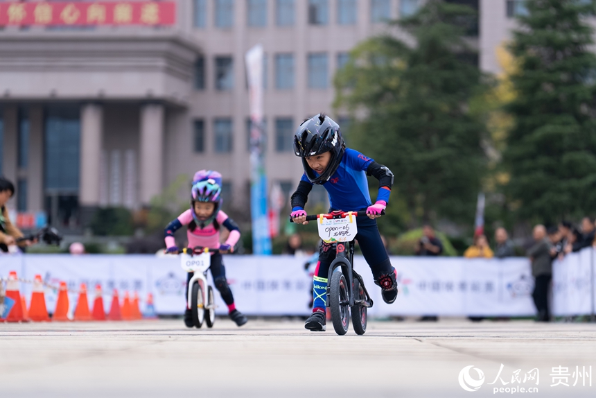 兒童滑步車項目比賽現場。人民網記者 涂敏攝