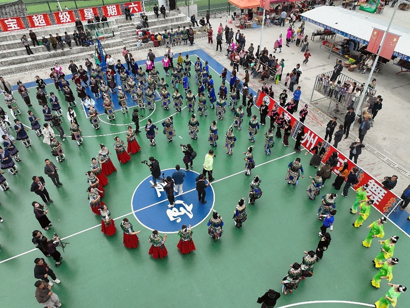 2、熱鬧的“貴州村舞”比賽現場。 楊展凌攝