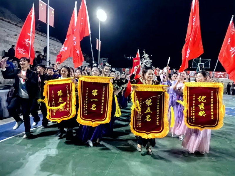 5、獲獎后的歡慶。 楊展凌攝