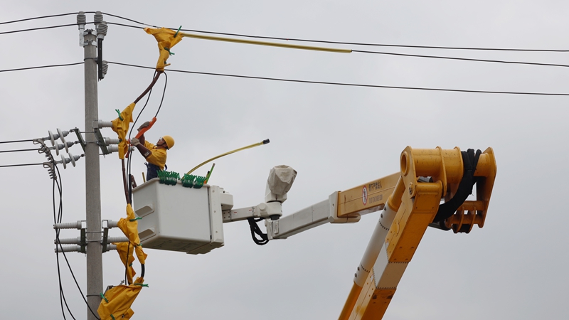 6、配電運(yùn)維“不停電作業(yè)”競賽現(xiàn)場一角。