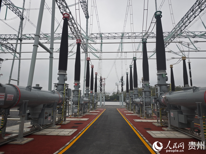 500千伏金海湖變電站一角。人民網(wǎng) 黃小桃攝