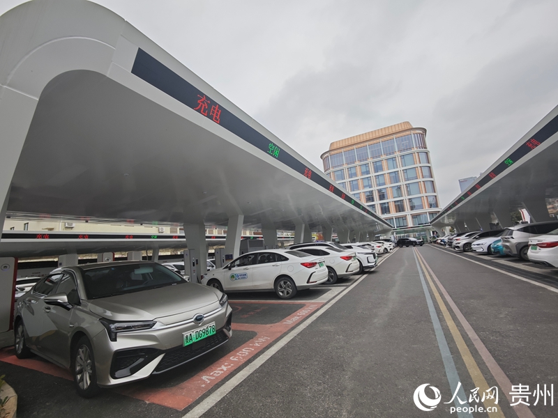 貴陽(yáng)泉湖公園超充站。人民網(wǎng) 黃小桃攝