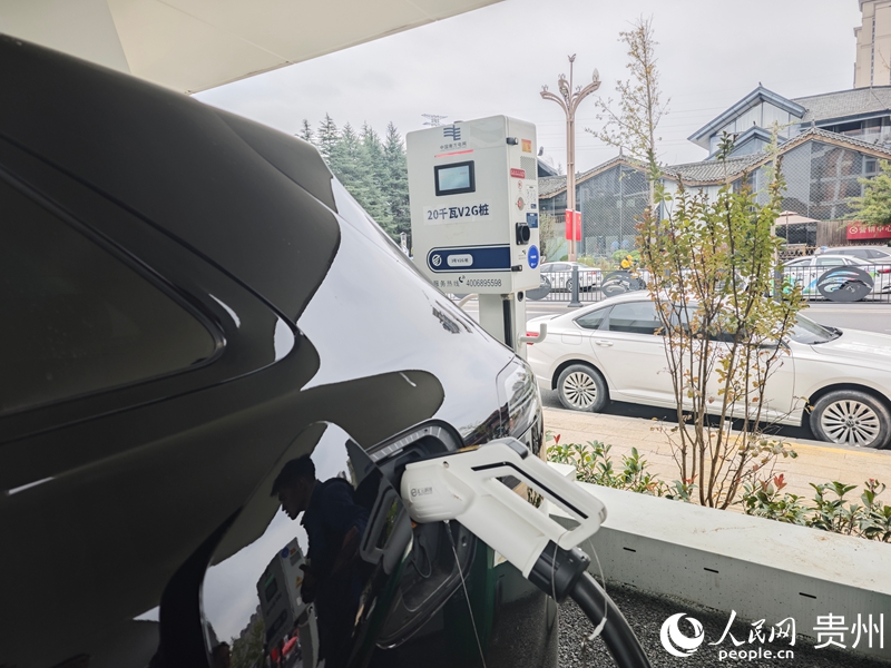 在貴陽(yáng)泉湖公園超充站，電動(dòng)汽車正在充電。人民網(wǎng) 黃小桃攝