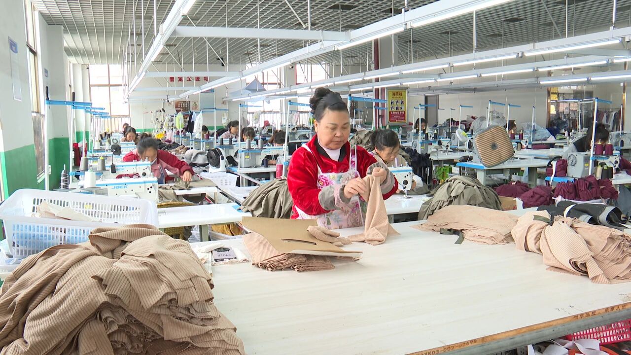 圖為安淇爾服裝有限公司的生產車間里，縫紉機陣陣作響，工人們忙碌有序。