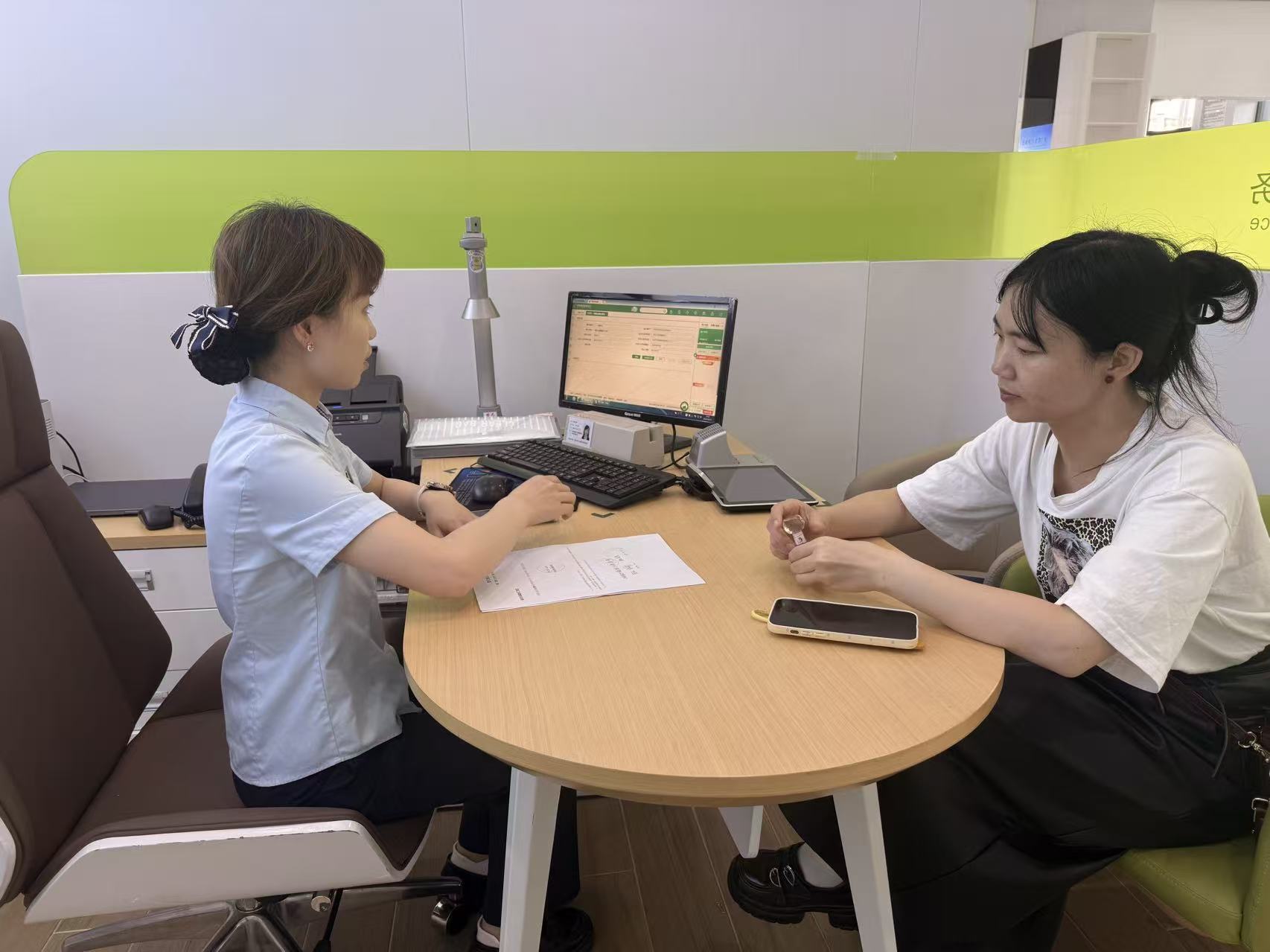 郵儲銀行工作人員在給客戶介紹金融產品。