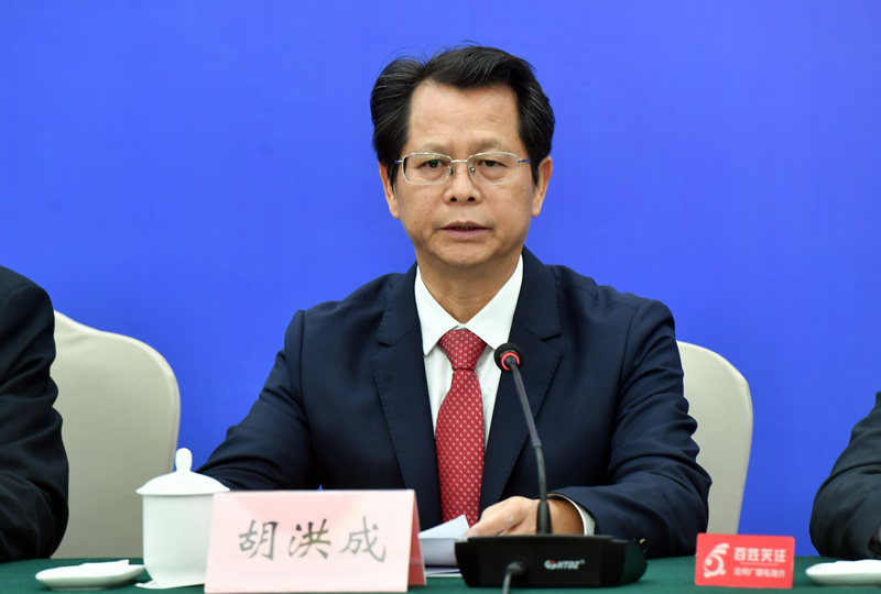 胡洪成局長介紹貴州省秋冬季森林防滅火工作有關情況。