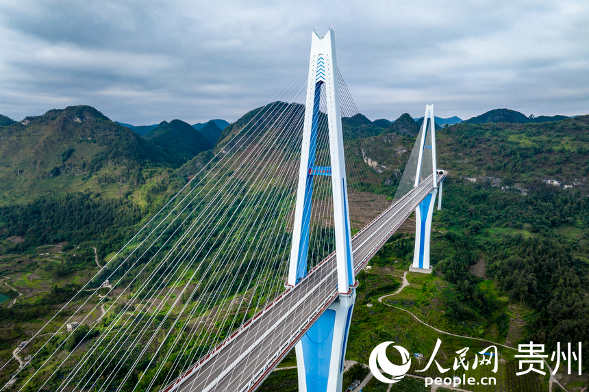航拍平塘特大橋。人民網記者 涂敏攝
