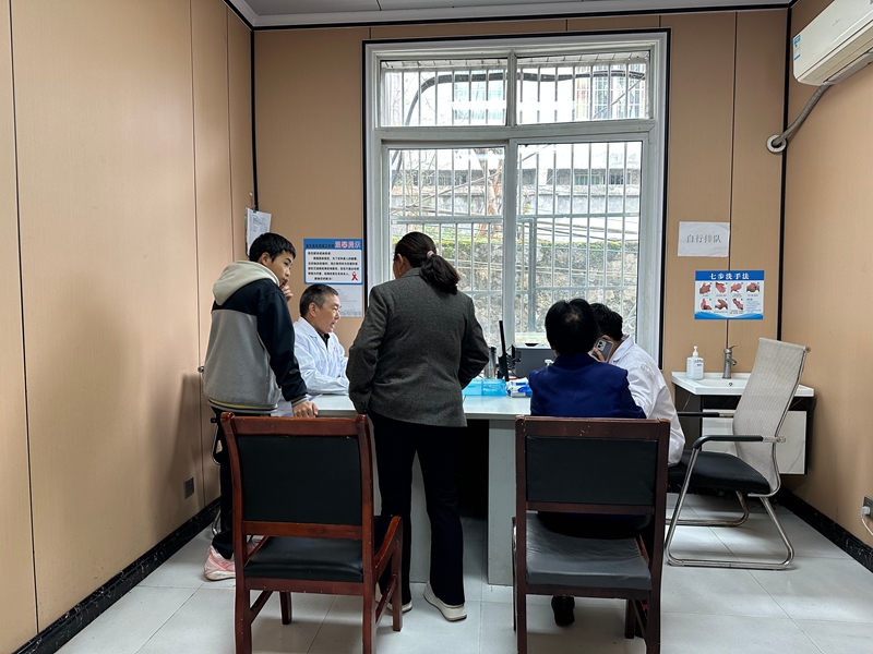 金沙縣安底鎮衛生院醫生正在看診 彭垚 攝.jpg