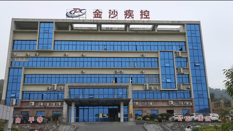 金沙縣安底鎮衛生院醫生正在看診 彭垚 攝.jpg