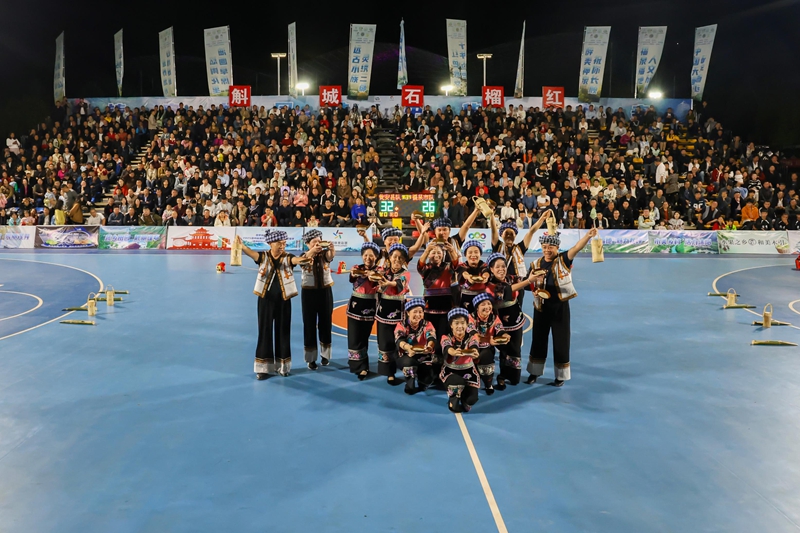 中場休息時，群眾在表演節目。