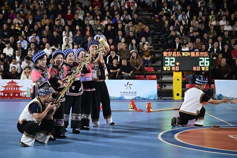 中場休息時，群眾在表演節目。