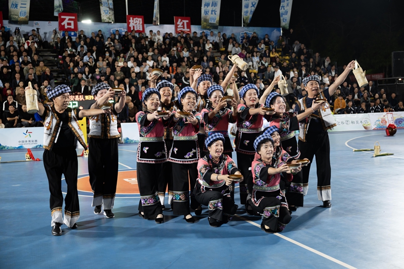 中場休息時，群眾在表演節目。 