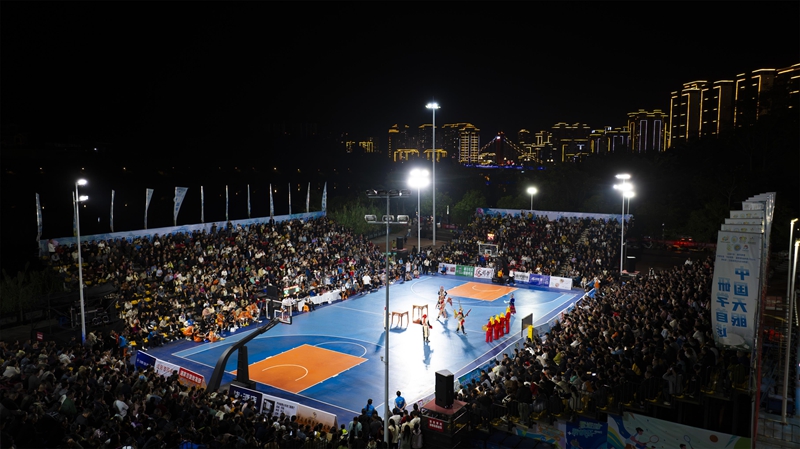 中場休息時，群眾在表演節目。