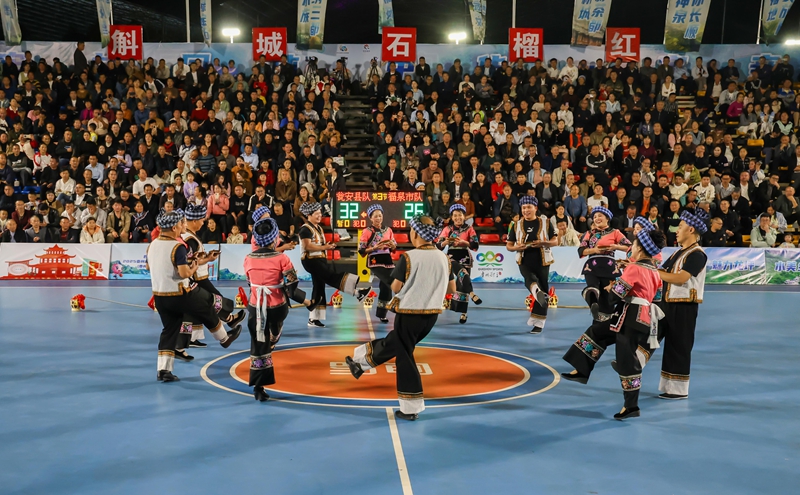 中場休息時，群眾在表演節目。