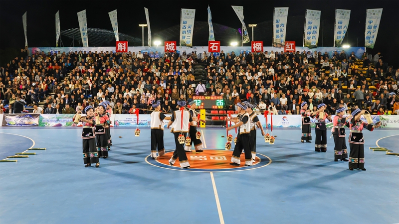 中場休息時，群眾在表演節目。