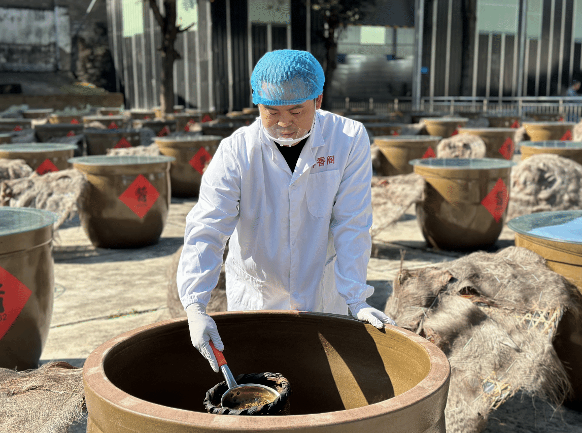 圖為:技師生產醬油