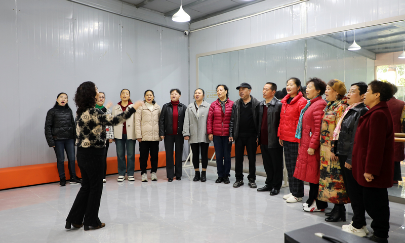 老年人聚在一起練習(xí)合唱。