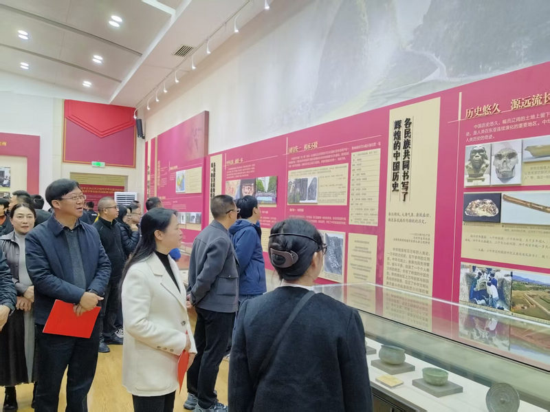 參觀主題館。陳湘飚?dāng)z