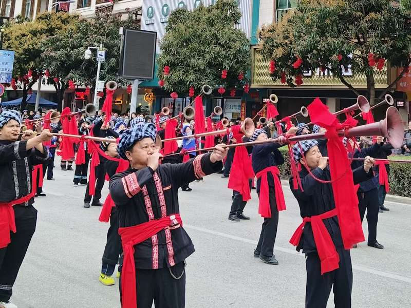 望謨2025“三月三”活動現(xiàn)場吹響長號。陳湘飚?dāng)z