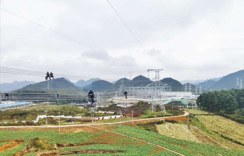 500千伏烏撒至奢香第二回線路工程施工現場,施工人員正在作業。劉凱 攝