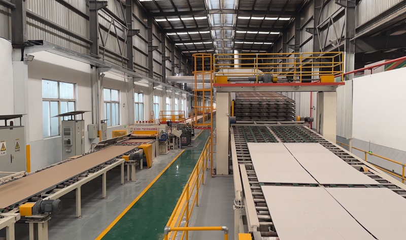 貴州皇冠新型建材有限公司的生產車間。陳昱攝