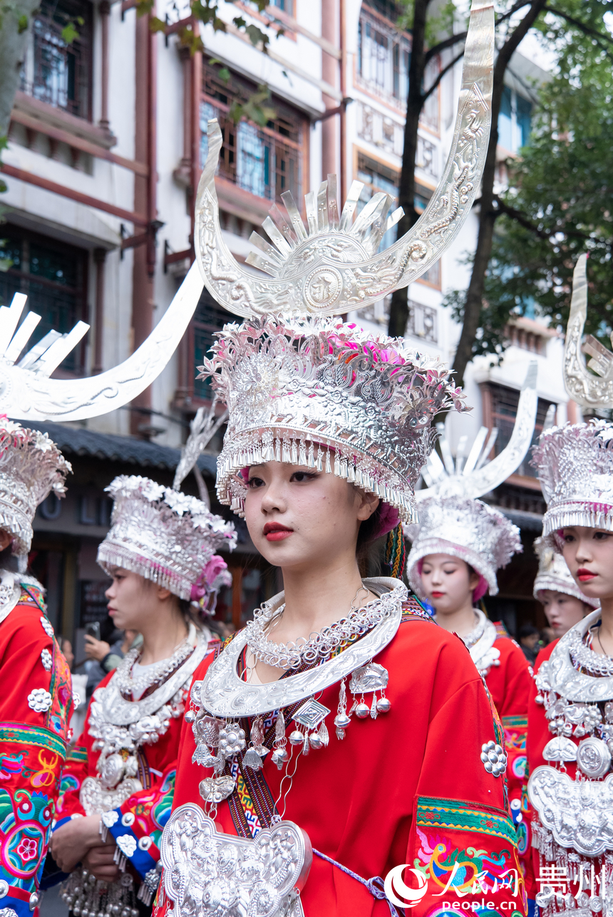 非遺巡游中,身著盛裝的苗族女孩。人民網記者 涂敏攝