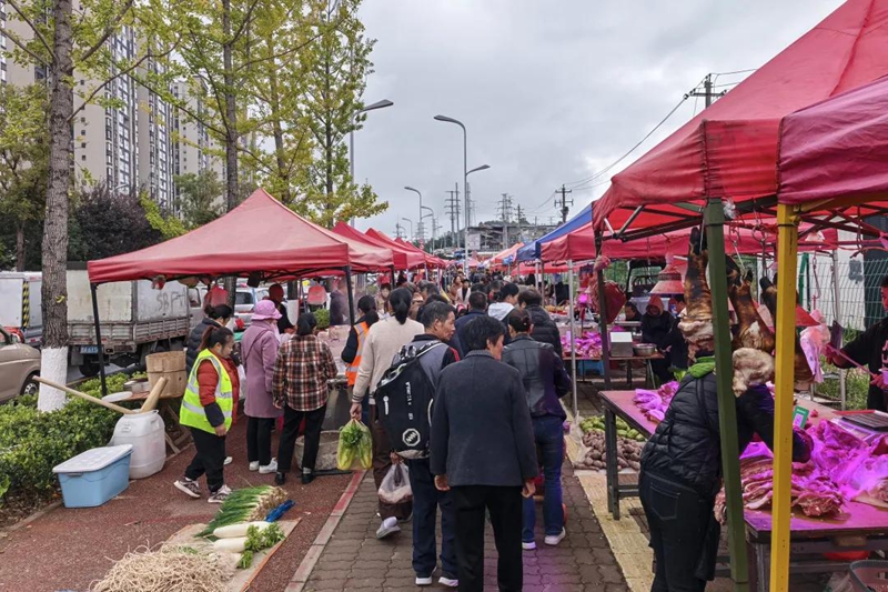 3、整治前，人行道、車行道被占用嚴(yán)重。