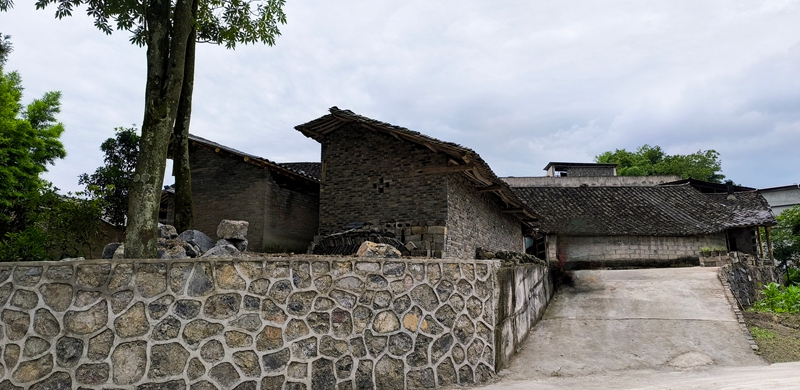 松桃岑司村:村莊顏值煥新 群眾贈旗點贊