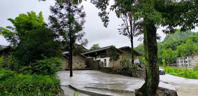 松桃岑司村:村莊顏值煥新 群眾贈旗點贊。