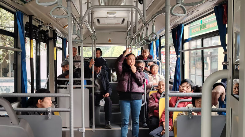 市民正在乘坐健康直通車。